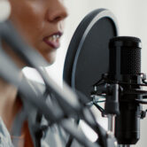 Los Mejores Micrófonos para Podcast, Streaming y Voice Over en 2026 | Sonido Pro