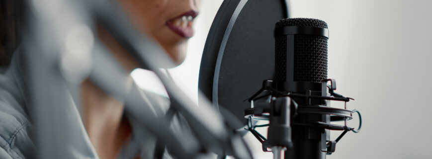 Los Mejores Micrófonos para Podcast, Streaming y Voice Over en 2026 | Sonido Pro