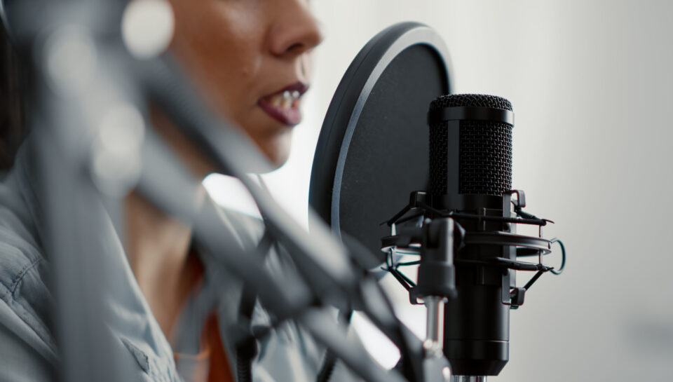 Los Mejores Micrófonos para Podcast, Streaming y Voice Over en 2026 | Sonido Pro