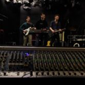 Ingeniero de sonido ajustando mezcla en vivo durante concierto
