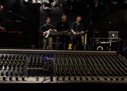 Ingeniero de sonido ajustando mezcla en vivo durante concierto