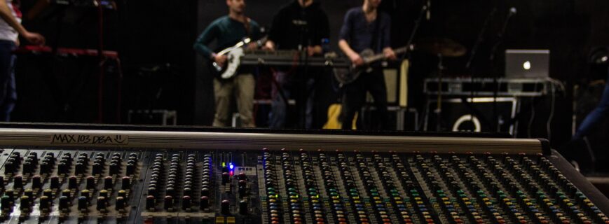 Ingeniero de sonido ajustando mezcla en vivo durante concierto
