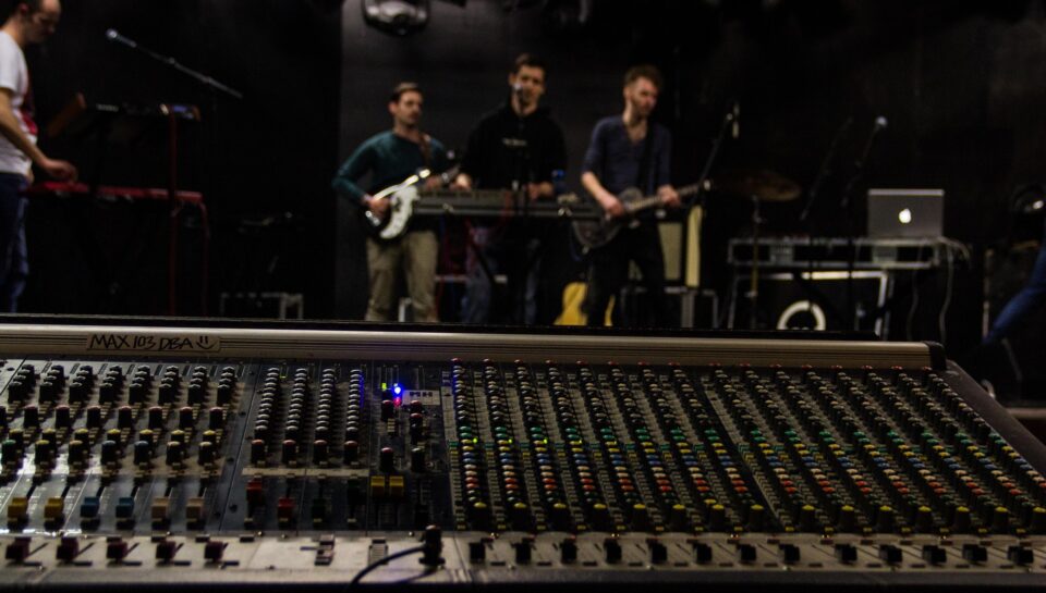 Ingeniero de sonido ajustando mezcla en vivo durante concierto