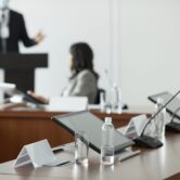 Audio Corporativo: Cómo Elegir el Sistema de Conferencia Ideal para Salas de Juntas y Reuniones Híbridas
