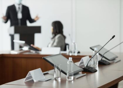 Audio Corporativo: Cómo Elegir el Sistema de Conferencia Ideal para Salas de Juntas y Reuniones Híbridas Audio Corporativo: Cómo Elegir el Sistema de Conferencia Ideal para Salas de Juntas y Reuniones Híbridas