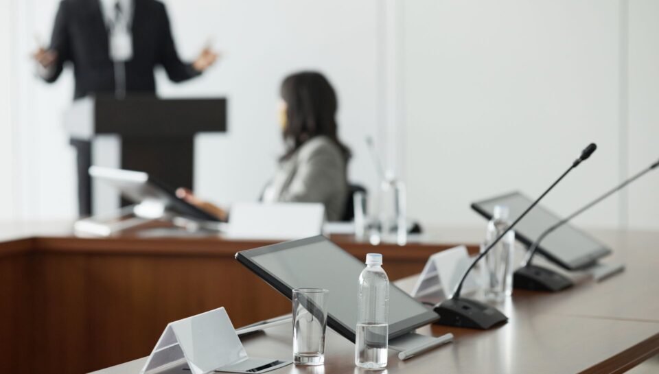 Audio Corporativo: Cómo Elegir el Sistema de Conferencia Ideal para Salas de Juntas y Reuniones Híbridas